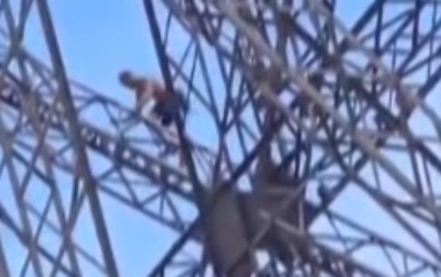 Manobra arriscada de escalador rebelde na Torre Eiffel provoca evacuação antes da cerimônia de encerramento dos Jogos Olímpicos de Paris