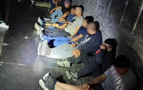 Agentes da Patrulha de Fronteira descobrem 16 imigrantes presos em um caminhão em Laredo