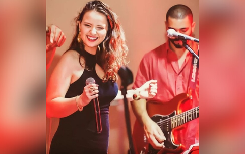 (Coluna Joacles) Renata Moraes: 25 Anos de Paixão e Versatilidade na Música Brasileira