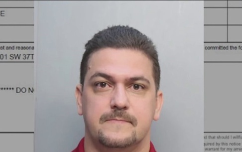 Advogado de imigração é preso por agredir mulher com controle remoto em Miami (FL)