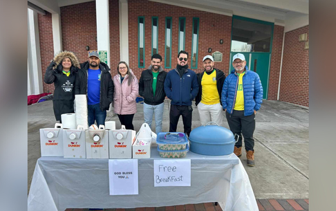 Comunidade brasileira em New Hampshire se une para oferecer café da manhã a moradores de rua