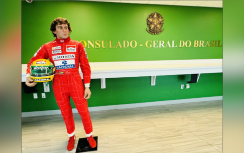 Estátua hiper-realista em homenagem a Ayrton Senna é exposta no Consulado-Geral do Brasil em Miami (FL)