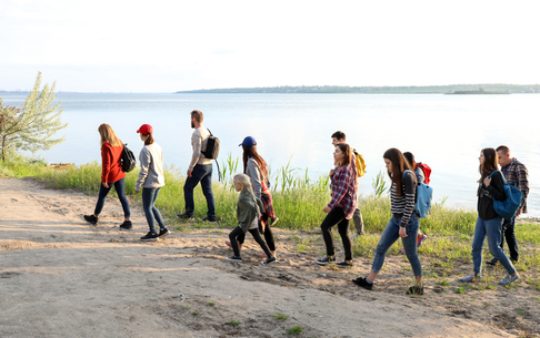 México mantém imigrantes em resort problemático enquanto os distribui longe da fronteira com os EUA