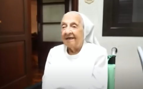 Uma freira brasileira, apaixonada por futebol, é a pessoa mais velha do mundo, com quase 117 anos