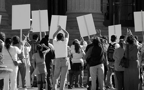 Protestos buscam evitar o despejo de centenas de imigrantes de abrigos mantidos com fundos públicos