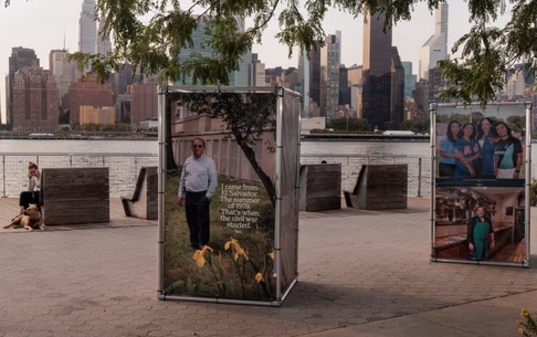 Instalação de arte celebra a experiência imigrante em New York no Hunter’s Point South Park