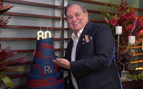 Coluna Acontece no Brasil: Ronnie Von celebra 80 anos de idade e anuncia novo programa na Rede TV!