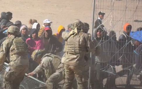 O estado do Texas deteve outras 70 pessoas migrantes que invadiram a fronteira em El Paso e agrediram as tropas da Guarda Nacional, em um incidente selvagem capturado em vídeo