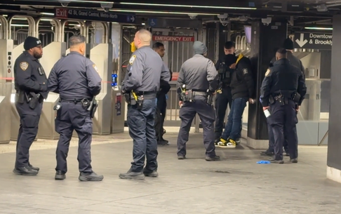 Duas pessoas foram esfaqueadas na plataforma do metrô da Grand Central