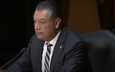 Senador Alex Padilla critica ordens executivas de Trump sobre imigração 