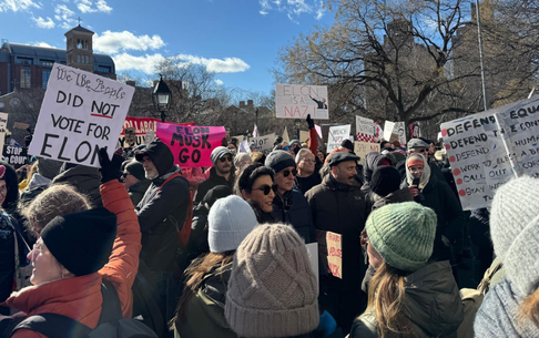 Coluna Marisa Abel: Milhares de pessoas manifestam em New York contra Trump e a Influência de Elon Musk