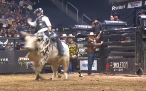 Adriano Salgado conquista a vitória na Rodada 1 do evento PBR Unleash The Beast em Manchester, New Hampshire