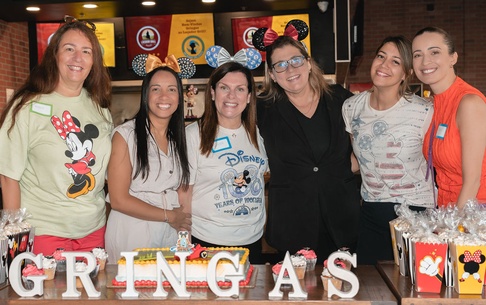 Café da manhã especial no Laçador Grill reúne “gringas” e surpreende com personagens