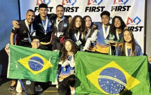 Estudantes brasileiros criam pulseira inovadora para surdos e conquistam prêmio na Califórnia