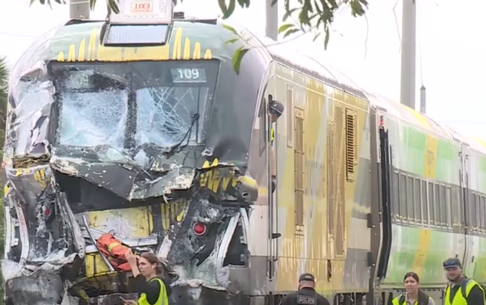 Três bombeiros e 12 passageiros ficaram feridos em uma colisão entre um trem e um caminhão de bombeiros na Flórida