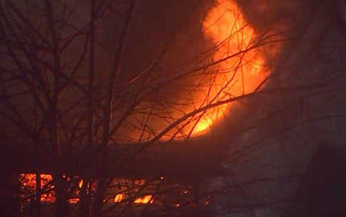 Incêndio em residência em Burlington (MA) mobiliza bombeiros; uma pessoa foi hospitalizada