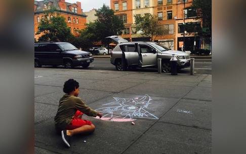 Jovem artista autista, filho de brasileira, tem desenho selecionado para exposição em renomada galeria de NY