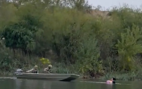 Guarda Nacional do Texas nega ter ignorado ajuda à mulher imigrante com criança em rio
