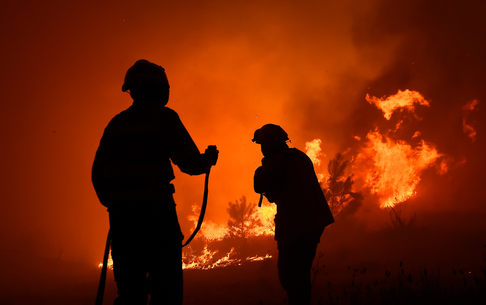 Casal de idosos morre e bombeiro é ferido em trágico incêndio na manhã de Natal em Acushnet