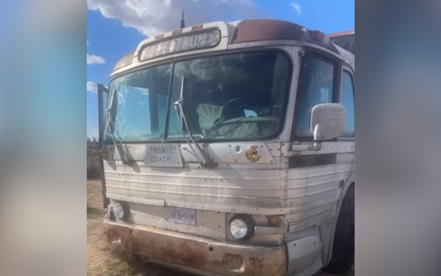 No estado do Paraná, um brasileiro embarca em uma jornada nos Estados Unidos para trazer sucata de ônibus da marca GMC de volta ao Brasil