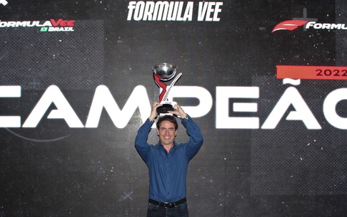 Laurent Guerinaud recebe troféu de campeão 2022 da Fórmula Vee, o terceiro da sua carreira na categoria