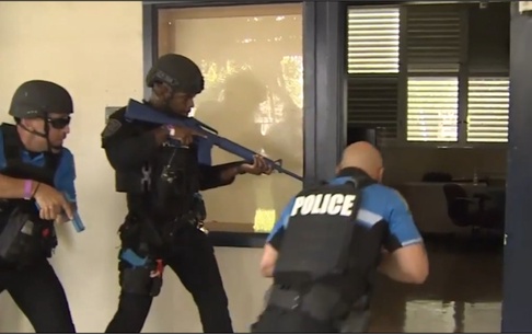 Polícia das escolas públicas de Miami se preparam para enfrentar tiroteios em massa.