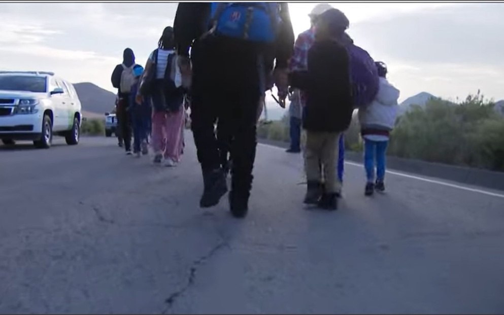 Brasileiros estão entre as dezenas de imigrantes flagrados em vídeo atravessando a fronteira dos EUA ilegalmente