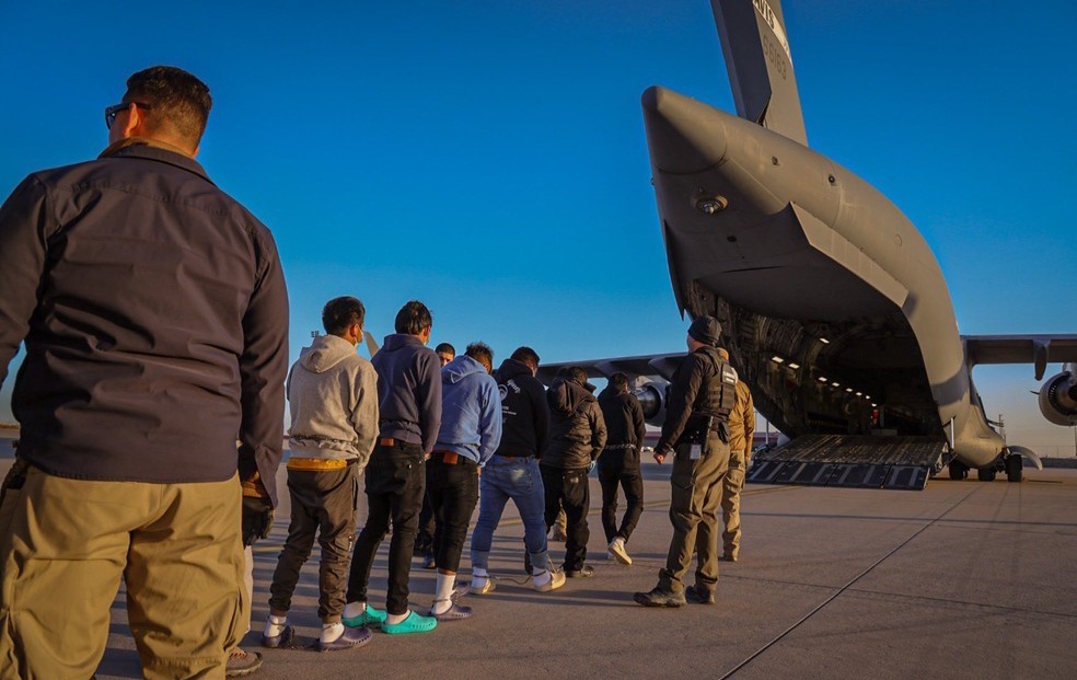 Casa Branca divulga imagens das primeiras deportações de imigrantes sob governo Trump