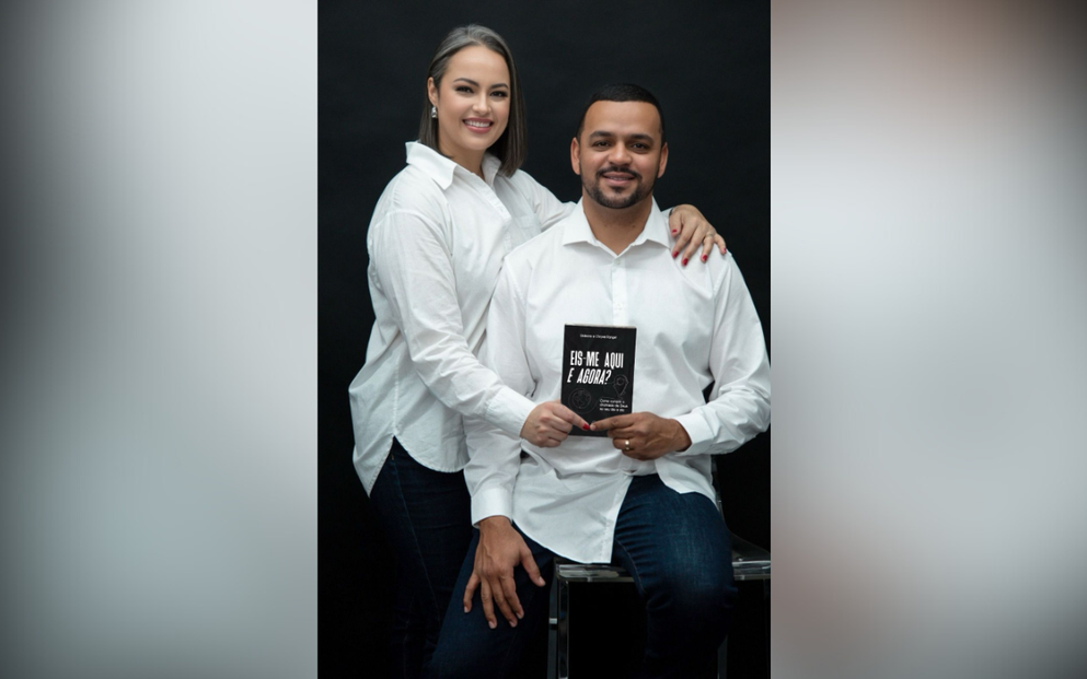 Casal de brasileiros lança livro cristão sobre vida missionária e capa é divulgada na Times Square, em NY