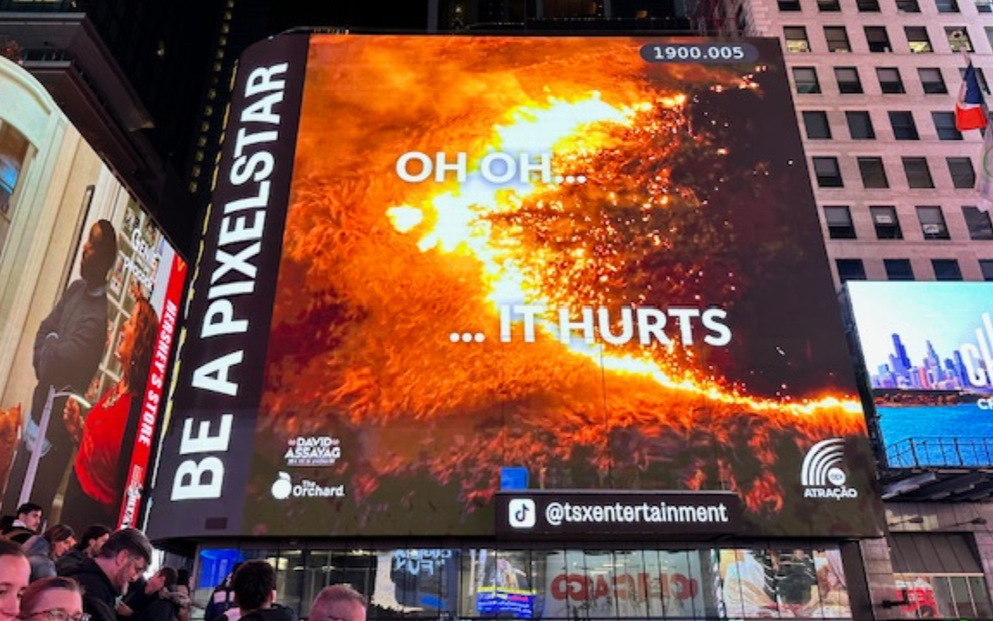 Coluna Around NYC: Vídeo promocional da música Lamento de Raça é destaque no telão da Times Square