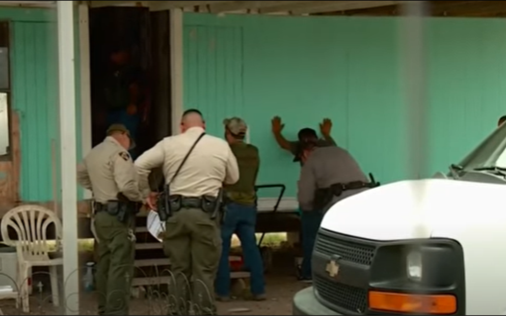 Patrulha de fronteira desmantela esconderijo no Texas e encontra 13 imigrantes