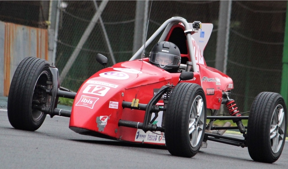 Kauan Morais corre para garantir o título na Fórmula Vee Júnior